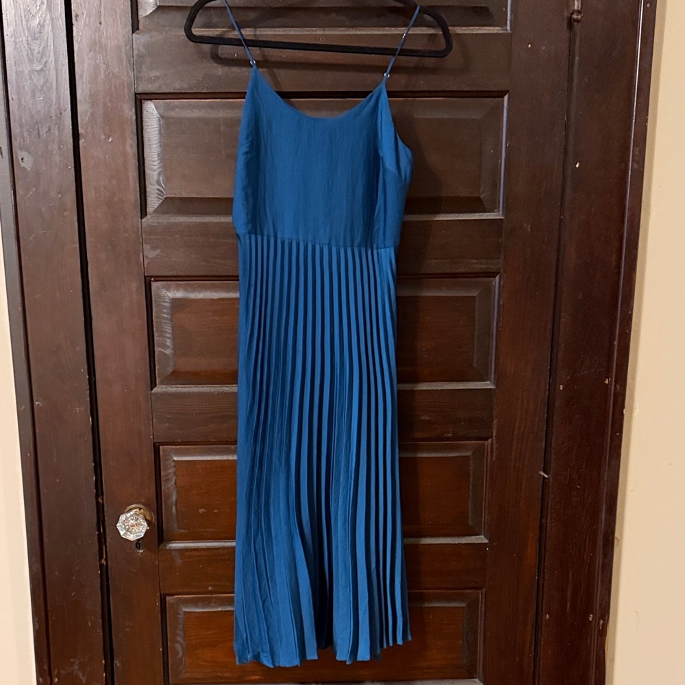 Chic Blue Midi Dress with Pleats